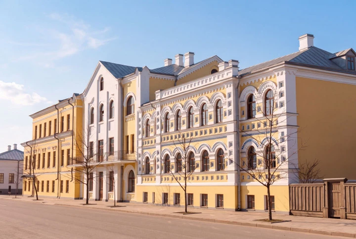Здание 3-х этажное, общ.пл. 2845,9 кв.м, земельный участок, общ.пл. 2074 кв.м: Ярославская область, г. Ростов, ул. Покровская (бывш. Ленинская), д. 40